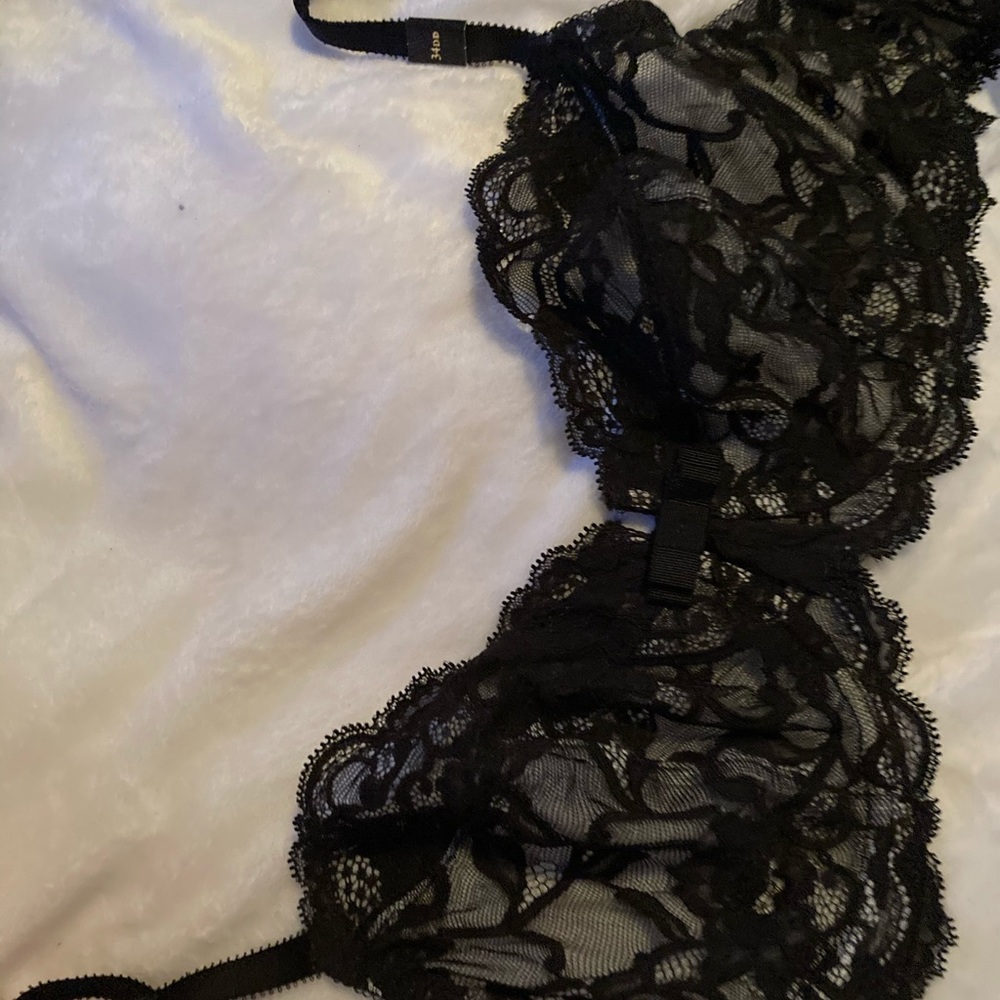 Victoria’s Secret 34 DD beautiful NEW lace bra!